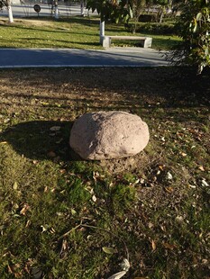 草地上的圆形大石