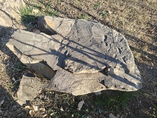 户外不规则天然岩石