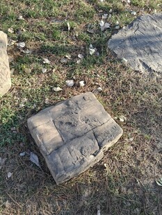 古老石盒躺于草地