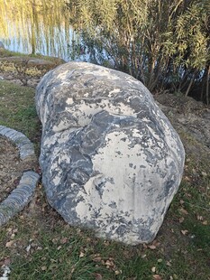 户外景观中的巨大岩石