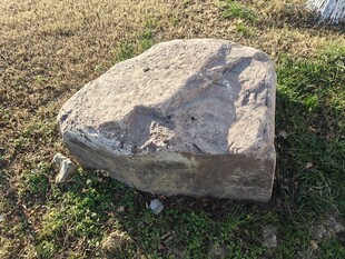 草地上的一块大石头
