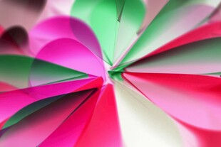 多彩折纸艺术绽放