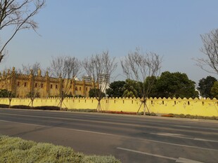 道路旁的黄色围栏景观