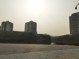 城市道路旁的高楼景观