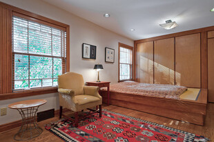 温馨典雅的木质卧室空间