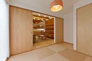 日式简约风木质推拉门房间