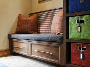 木质储物长椅搭配多彩箱子