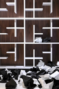 现代风格书架与休闲区