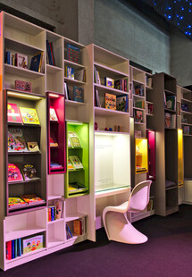 创意书架与舒适阅读空间