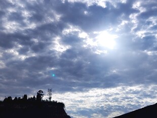 阳光穿透云层的壮丽景象