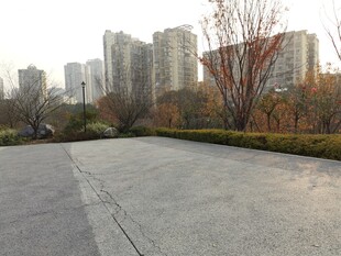 城市户外空旷道路与高楼