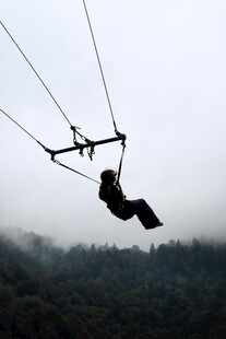 空中滑索体验者剪影