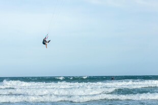 海上风筝冲浪者腾空瞬间