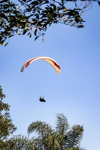 空中滑翔者畅享自由飞翔