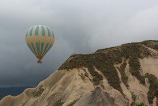 空中热气球飞越山丘景观