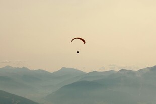 空中滑翔者飞越连绵山峦