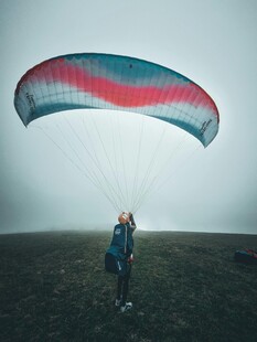 单人户外准备滑翔伞飞行