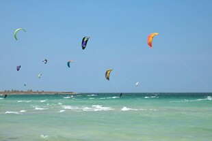 海上风筝冲浪者的精彩瞬间