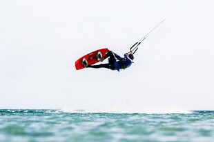 海上风筝冲浪者精彩一跃