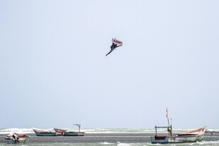 海边天空中飞翔的彩色风筝