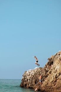 海边岩石上的活力跳跃者