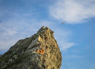 巍峨山峰与蓝天飞鸟