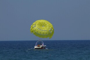 海上快艇拖曳黄色滑翔伞