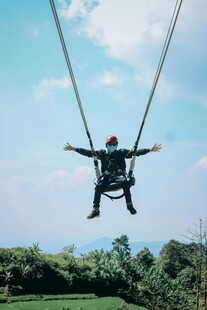 空中秋千上的惬意身影