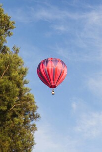空中飘飞的红色热气球