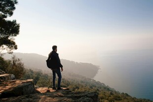 孤身立崖畔眺望远方景
