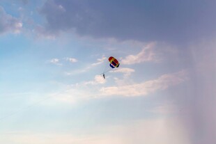 天空中翱翔的滑翔伞