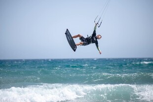 海上风筝冲浪者腾空瞬间