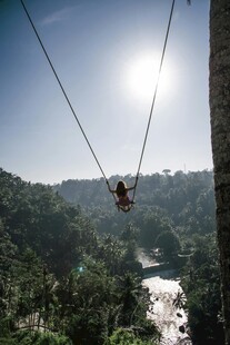 丛林间吊索上的冒险身影