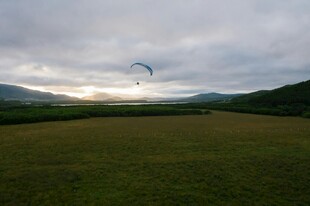 田野上空的滑翔伞飞行