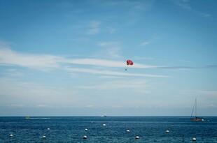 蓝天碧海间的红色风筝