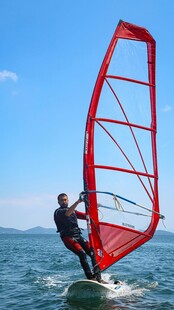 海上风帆冲浪者