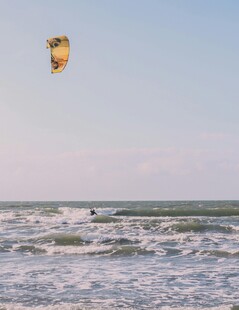 海上风筝冲浪者