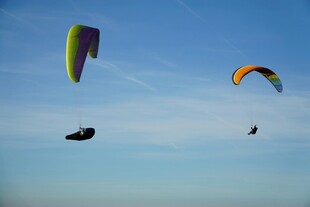 天空中双人滑翔伞飞行