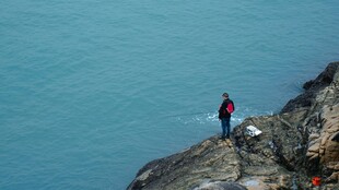 悬崖边的独行者