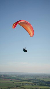 空中滑翔伞飞行美景