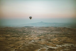 空中俯瞰大地与热气球