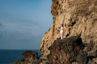 悬崖边的浪漫婚纱时刻