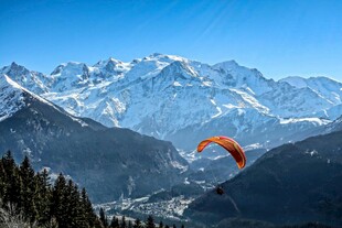 高山间的滑翔伞飞行美景