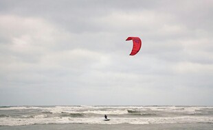 海上单人风筝冲浪