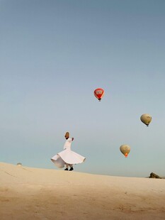 沙漠中女子与彩色热气球
