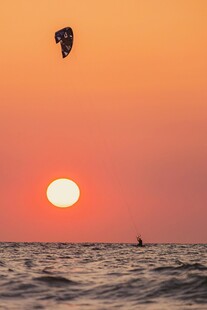 夕阳下的海上风筝冲浪