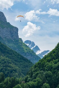 高山间的滑翔伞飞行美景