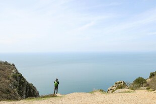 悬崖边的孤独身影