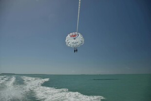 海上垂钓者悠然悬于蓝天