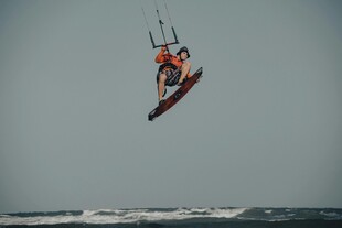 海上风筝冲浪者腾空瞬间